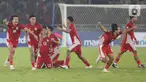 Pemain Timnas Indonesia saat merayakan kemenangan atas Thailand di babak Semifinal Piala AFF U-23 2025 di Stadion Utama Gelora Bung Karno (SUGBK) Jakarta, Jumat (25/7/2025). (Liputan6.com/Helmi Fithriansyah)