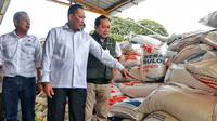Direktur Utama Perum Bulog Budi Waseso melakukan sidak (inspeksi mendadak) ke Gudang Beras di Pasar Induk Beras Cipinang,  Jakarta Timur, Jumat (3/2/2023). Saat sidak, ditemukan dua pedagang yang diduga melakukan penyelewengan terhadap beras cadangan beras pemerintah (CBP). (Liputan6.com/Angga Yuniar)