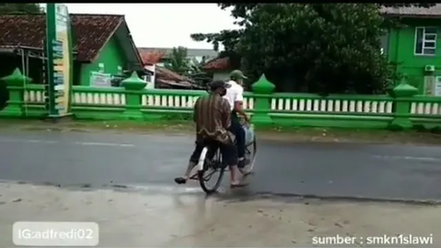 Tak Punya Akses Internet, Siswa Ini Rela Datang ke Sekolah Pakai Sepeda Ayahnya
