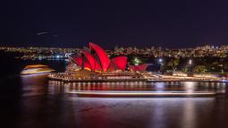 The Sydney Opera House berwarna merah untuk memperingati Hari Inklusi di Sydney, Australia, Jumat (20/7). (Wendell Teodoro/Light Up For Inclusion/AFP-Services)