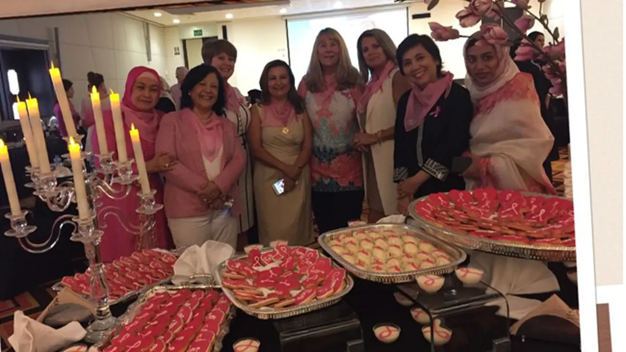 WOHOM Qatar Peduli Kanker Payudara dengan Serba Pink
