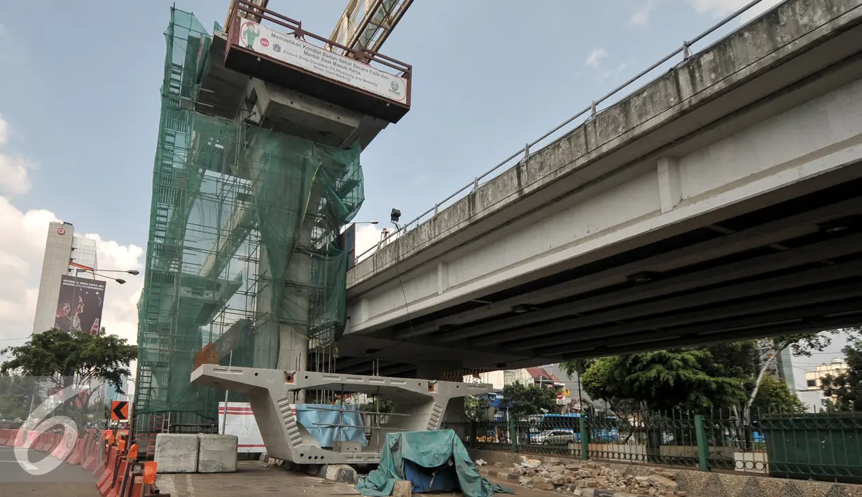 Suasana proyek pembangunan jembatan layang (flyover) di Jalan Kapten P. Tendean, Jakarta Selatan, Kamis (14/7). Aktivitas pembangunan jalan layang busway Tendean-Ciledug masih belum berjalan penuh pasca libur Lebaran. (Liputan6.com/Yoppy Renato)
