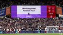 Gol tersebut awalnya terlihat sah. Bola hasil tembakan keras Wilson bahkan sudah melewati garis gawang sebelum akhirnya dibuang pemain Arsenal. (AFP/Adrian Dennis)