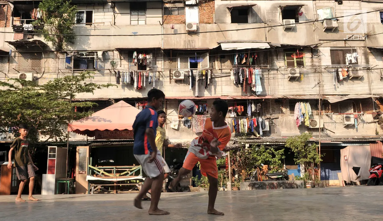 Anak-anak bermain bola di Rusunawa Penjaringan, Jakarta, Selasa (25/6/2019). Pemprov DKI Jakarta merelokasi 4.160 warga di 978 unit Rusunawa Penjaringan ke Rusunawa Rawa Buaya, Jakarta Barat dengan harga sewa baru Rp 505 ribu per bulan. (merdeka.com/Iqbal S. Nugroho)
