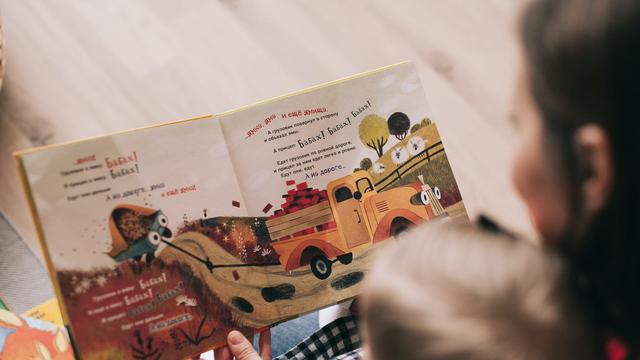 Ilustrasi membacakan dongeng anak