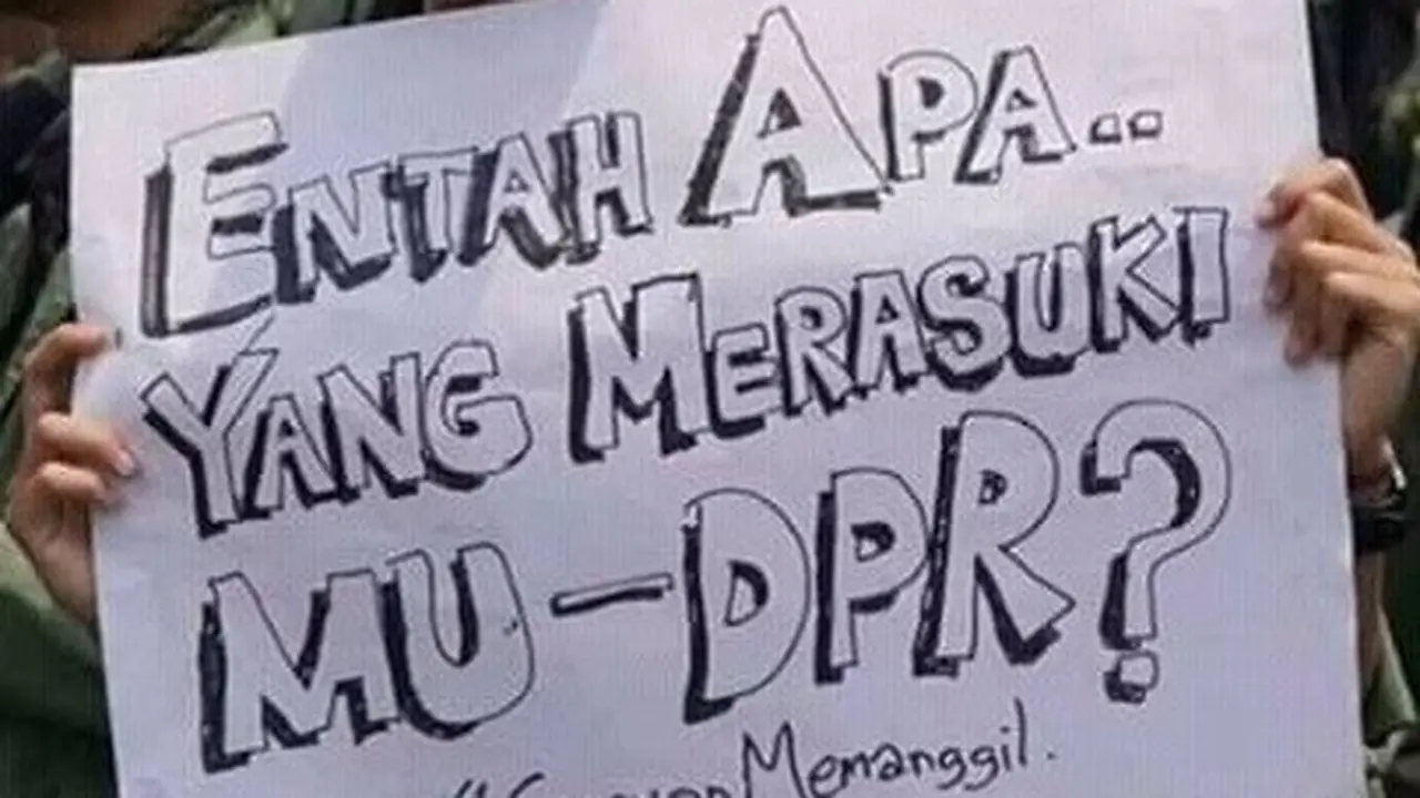 poster nyeleneh mahasiswa