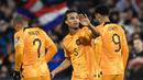 Pemain Timnas Belanda, Nathan Ake melakukan selebrasi setelah mencetak gol ketiga timnya ke gawang Timnas Gibraltar pada laga Grup B Kualifikasi Euro 2024 di Feyenoord Stadium, Rotterdam, Belanda, Selasa (28/03/2023) WIB. De Oranje menang dengan skor 3-0. (AFP/John Thys)