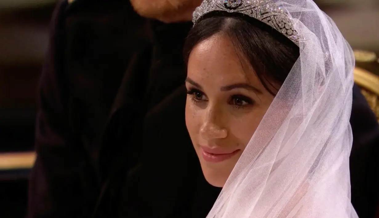 Ekspresi Meghan Markle selama upacara pernikahannya dengan Pangeran Harry di Kapel St. George, Kastil Windsor, Inggris, Sabtu (19/5). Pangeran Harry dan Meghan Markle resmi menjadi suami istri. (UK Pool/Sky News via AP)