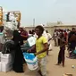 Warga Yaman mengantre untuk menerima bantuan selimut dan alas tidur dari Komisaris Tinggi PBB untuk Pengungsi (UNHCR) di kota pesisir Hodeidah, Yaman (11/4). (AFP Photo/Abdo Hyder)