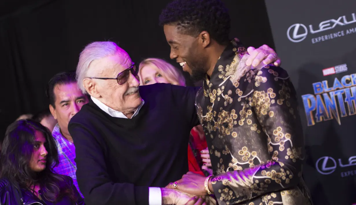 Sang "raja" Marvel, Stan Lee dan Chadwick Boseman pun telihat bahagia ketika berada di premier Black Panther. (VALERIE MACON / AFP)