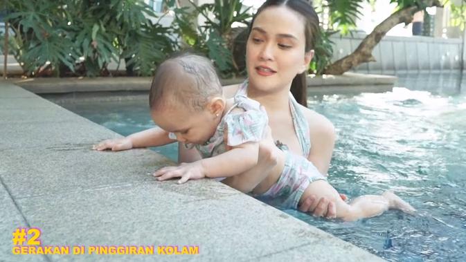 Shandy Aulia ajari anaknya berenang (Sumber: YouTube/Shandy Aulia)