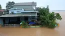 Kondisi banjir di Quang Tri, Vietnam,12 Oktober 2020. Bencana alam, terutama hujan lebat dan banjir, telah mengakibatkan 18 orang tewas dan 14 lainnya hilang di dataran tinggi tengah dan wilayah tengah Vietnam selama beberapa hari terakhir. (Xinhua/VNA)