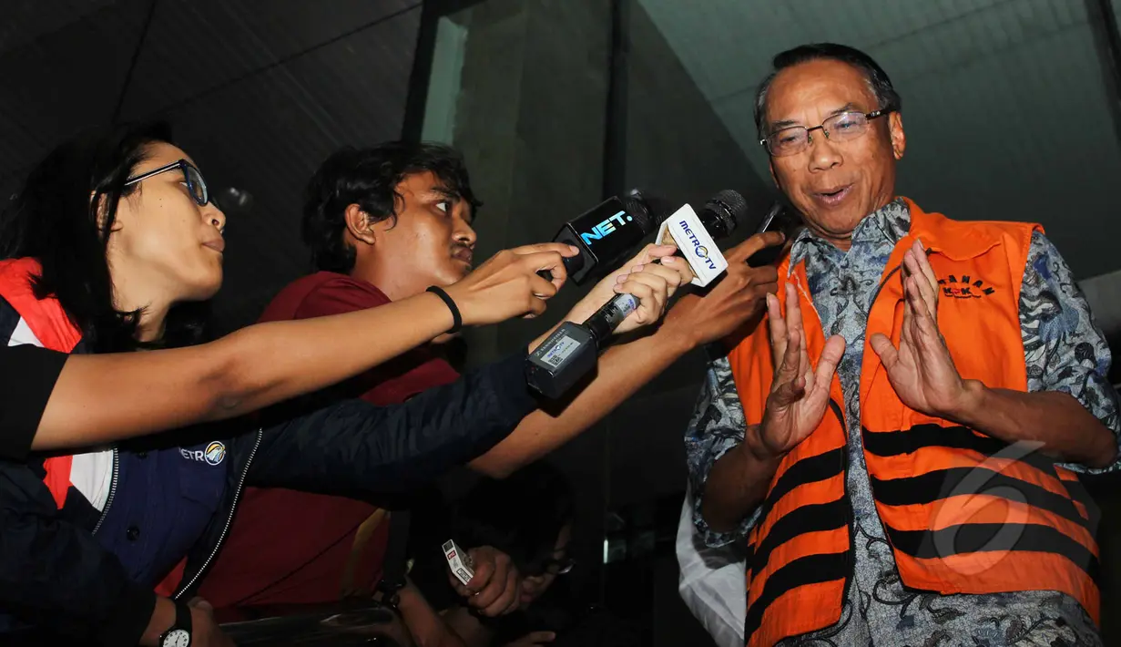 Jero Wacik memberikan keterangan pers usai menjalani pemeriksaan di KPK, Jakarta, Selasa (12/5/2015). Jero diperiksa terkait kasus pemerasan saat ia menjabat sebagai Menteri ESDM. (Liputan6.com/Helmi Afandi) 