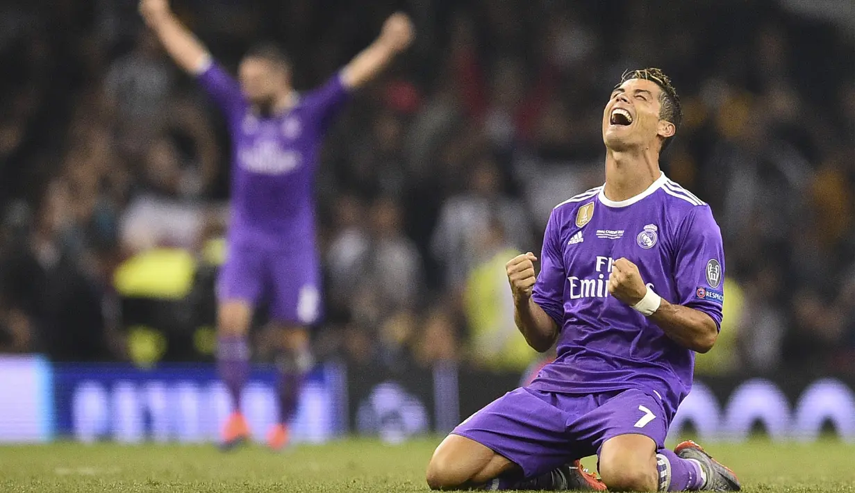 Bintang Real Madrid, Cristiano Ronaldo, merayakan gol yang dicetaknya ke gawang Juventus pada laga final Liga Champions di Stadion Stadion Millenium, Cardiff, Sabtu (3/6/2017). Madrid menang 4-1 atas Juventus. (AFP/Glyn Kirk)