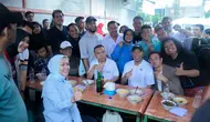 Raffi Ahmad dan Marshel Widianto saat makan bubur di Kota Bandar Lampung sambil  mengajak masyarakat untuk mendukung Rahmat Mirzani Djausal sebagai Cagub Lampung.  Foto : (Istimewa)