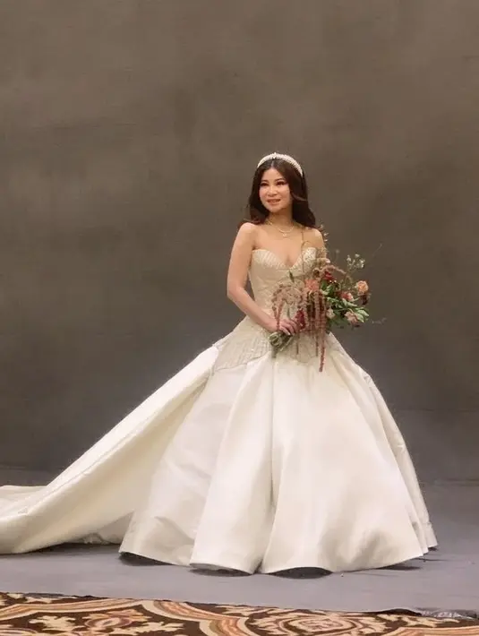 Sementara saat resepsi pernikahan, ia tampil dengan ball gown warna putih model tube dari Sebastian Gunawan. [@irene.sidharta]