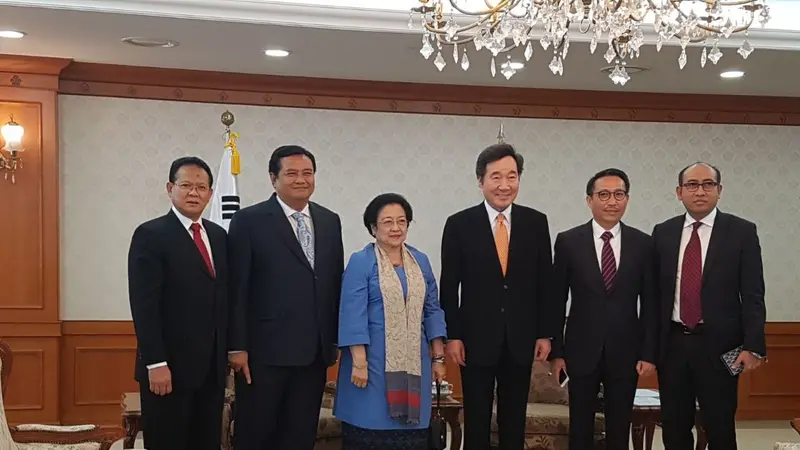Presiden ke-5 RI Megawati Soekarnoputri bertemu Perdana Menteri Korea Selatan, Lee Nak-yon, di Gwanghwamun.