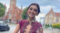Puteri Indonesia Pariwisata 2022 Adinda Cresheilla berpose di jalan dalam ajang Miss Supranational 2022. (dok. Instagram @officialputeriindonesia/https://www.instagram.com/p/CfxqK3fFQmr/Dinny Mutiah)