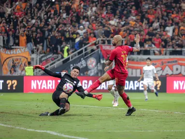 Pemain Persija Jakarta, Gustavo Almeida (kanan) berusaha mencetak gol ke gawang Persis Solo pada laga lanjutan BRI Liga 1 2024/2025 di Jakarta International Stadium (JIS), Jakarta Utara, Sabtu (24/08/2024). (Bola.com/Bagaskara Lazuardi)