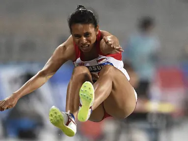 Maria Natalia Londa melakukan lompatan pada nomor lompat jauh putri Asian Games ke-17 di Incheon Asiad Main Staidium, (29/9). (AFP PHOTO/Martin Bureau)