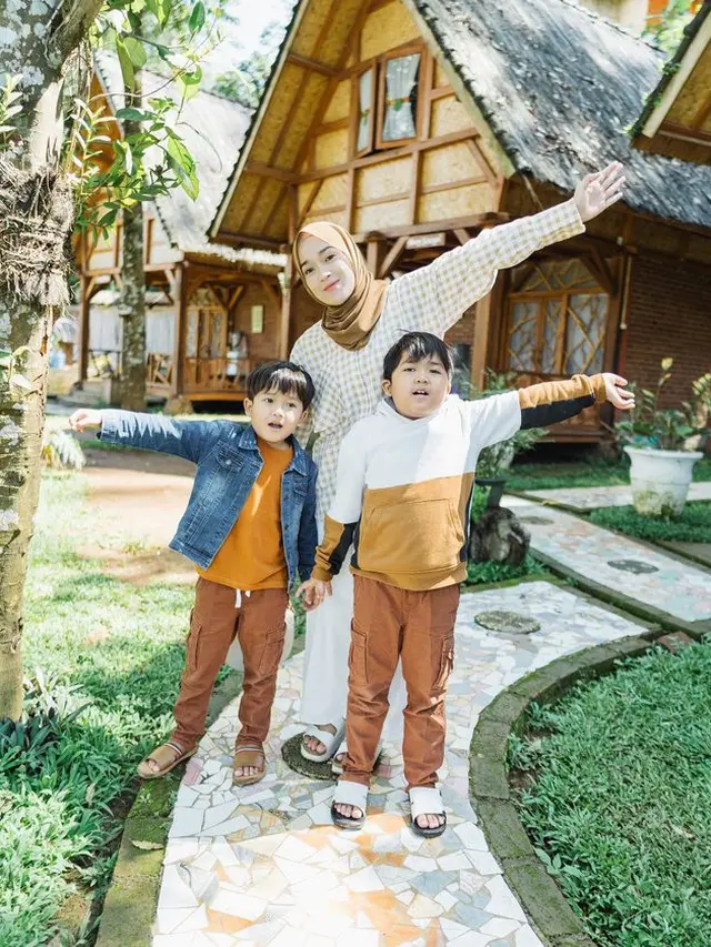 7 Potret Geng 'Janda' Glowing Saat Asuh Anak, Single Parent Hebat