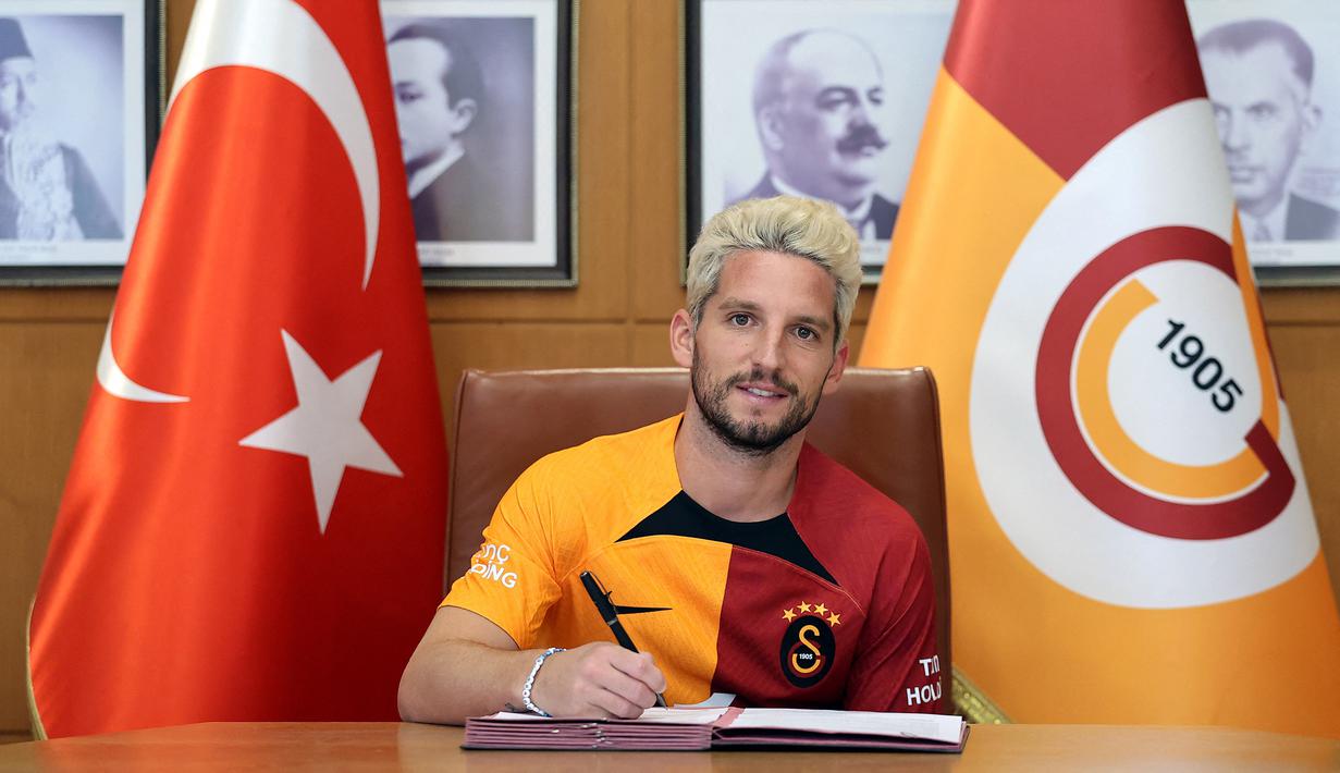 Dries Mertens. Setelah  berseragam Napoli sejak 2013/2014, striker Belgia berusia 35 tahun ini akhirnya memutuskan hengkang pada awal musim 2022/2023 untuk bergabung dengan Galatasaray di Liga Turki. Selama 9 musim membela Napoli, ketajamannya tak perlu diragukan lagi. Total 148 gol dicetaknya dan hingga kini masih mmegang rekor sebagai top skor Napoli sepanjang masa. (AFP/Galatasaray Press Office/Ali Kemertas)