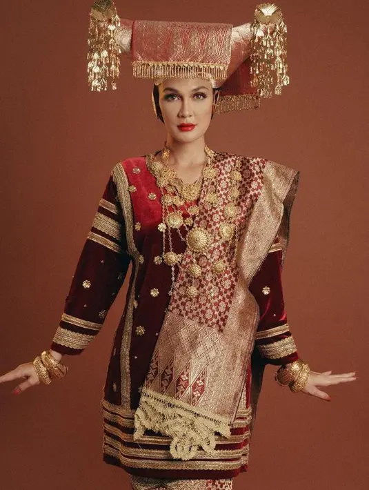 Luna Maya tampak mengimbangi keindahan pakaian dengan gaya makeup yang diaplikasikannya. Pulasan mata bernuansa kecoklatan menambah cantik pesona tampilan Luna Maya kala mengenakan busana adat. (Foto:  instagram.com/winstongomez/)