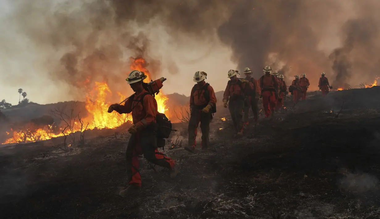Kebakaran hutan di California Selatan terjadi di tengah gelombang musim panas yang mendorong peningkatan suhu secara ekstrem. (AP Photo/Marcio Jose Sanchez)