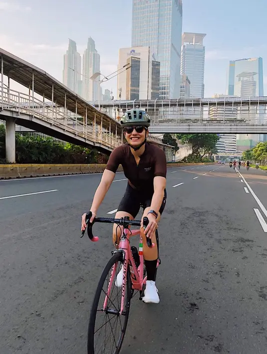 Perempuan berusia 28 tahun ini kerap meluangkan waktu di pagi hari untuk bersepeda di jalanan Jakarta. Keseruan bersepeda dari Pevita Pearce ini diabadikannya di Instagram. Banyak netizen terpukau dengan gaya Pevita saat bersepeda. (Liputan6.com/IG/@pevpearce)
