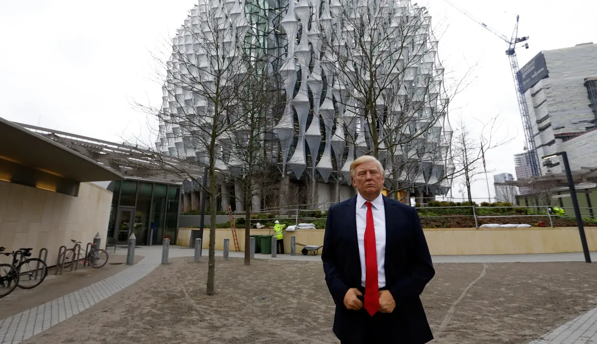Lilin Madame Tussauds Presiden AS Donald Trump terlihat di luar Kedutaan Besar AS yang baru di Nine Elms, London (12/1). Alasan Trump batal ke London, karena ia tidak senang dengan penjualan gedung kedutaan Amerika di London. (AP Photo / Alastair Grant)