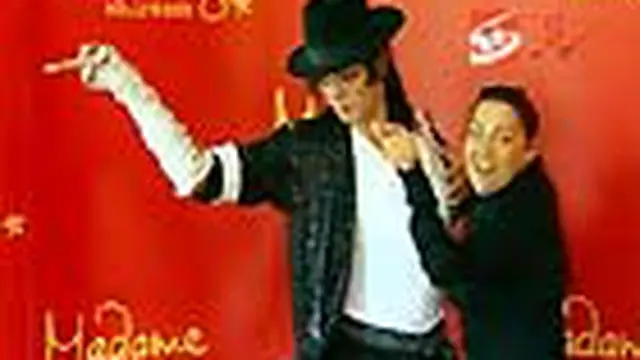 Sehari sebelum peringatan setahun kematian Raja Musik Pop Michael Jackson, para penggemar menyerbu Forty-second Street tempat Museum Madame Taussaud di Los Angeles, AS, untuk melihat dari dekat patung lilin Jacko. 