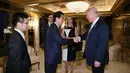 PM Jepang Shinzo Abe berjabat tangan dengan Donald Trump di Trump Tower di Manhattan, New York, AS (17/18). Pertemuan yang hanya 30 menit, molor hingga 90 menit pada Kamis 17 November waktu New York. (Cabinet Public Relations Office/HANDOUT via Reuters)
