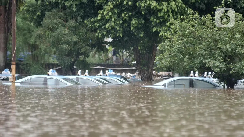 Penampakan Banjir di Pool Taksi Blue Bird Kramat Jati