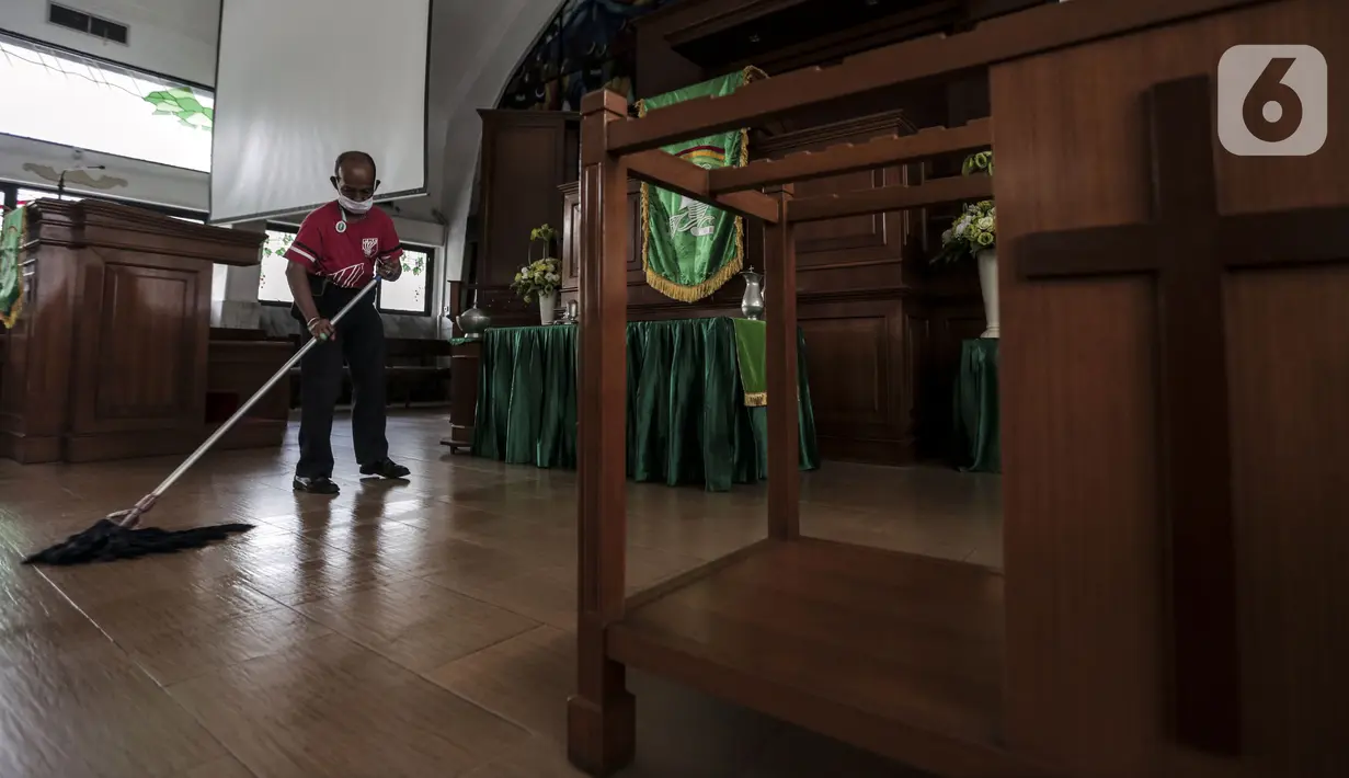 Karyawan mengepel lantai untuk menyambut kenormalan baru di Gereja Protestan Indonesia Bagian Barat (GPIB) Effatha, Jakarta, Sabtu (4/7/2020). GPIB Effatha menerapkan protokol kesehatan seiring kembali dibukanya gereja tersebut untuk ibadah di tengah pandemi COVID-19. (Liputan6.com/Johan Tallo)