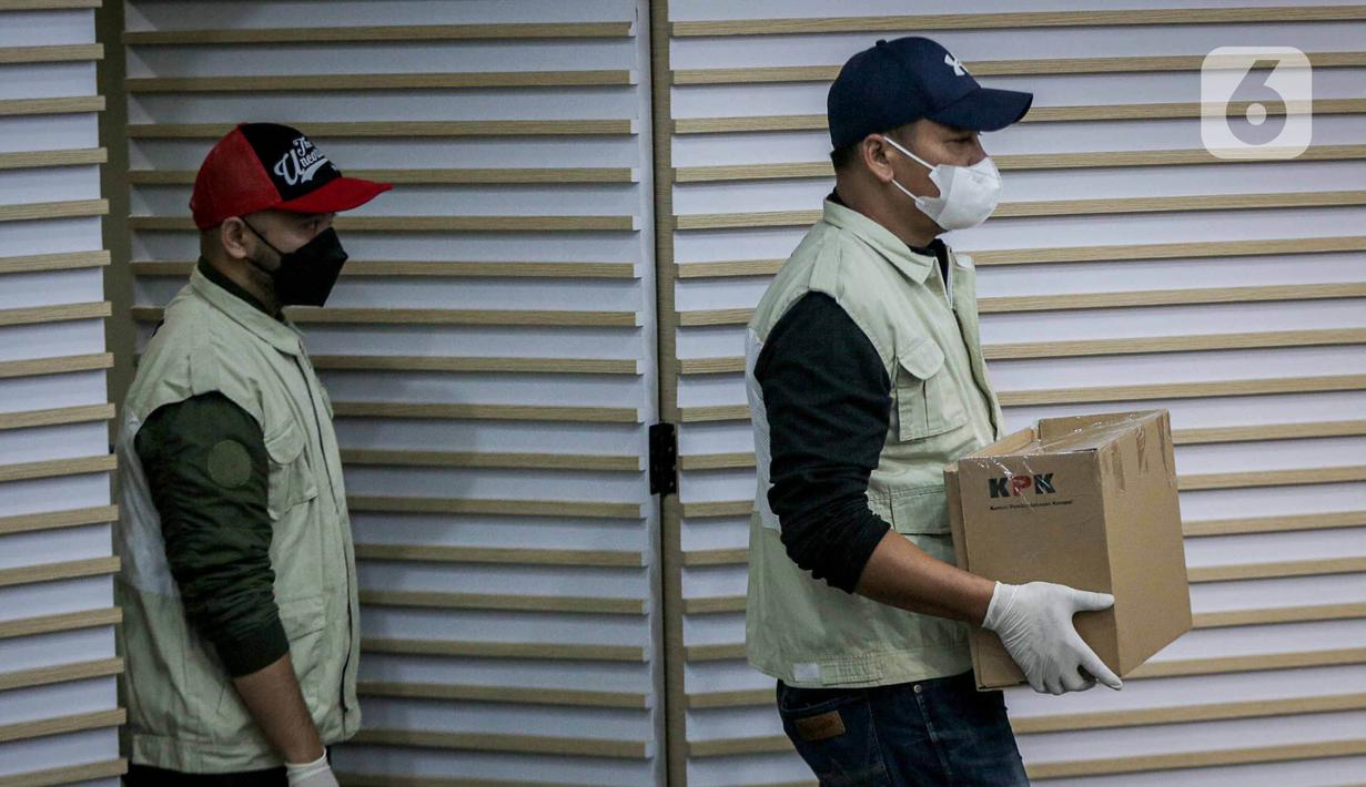 Petugas Komisi Pemberantasan Korupsi (KPK) bersiap menunjukkan sejumlah uang hasil Operasi Tangkap Tangan (OTT) Bupati Labuhanbatu Erik Adtrada Ritonga di di Gedung Merah Putih, Jakarta, Jumat (12/1/2024). (Liputan6.com/Faizal Fanani)