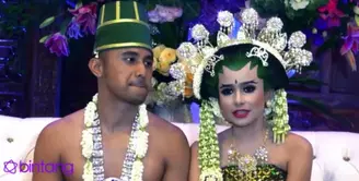 Minggu (3/5) Sonya Fatmala dan Hengky Kurniawan melangsungkan resepsi pernikahan di sebuah hotel di kawasan TMII, Jakarta Timur.