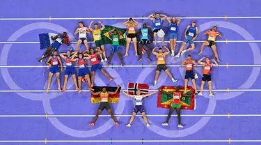 Foto menunjukkan Leo Neugebauer dari Jerman (kiri-bawah), Markus Rooth dari Norwegia (tengah-bawah) dan Lindon Victor dari Grenada (kanan-bawah) bersama atlet lainnya berpose setelah pertandingan lari nomor 1500 meter decathlon putra di Olimpiade Paris 2024 di Stade de France, Saint-Denis Paris, pada tanggal 3 Agustus 2024. (Antonin THUILLIER/AFP)