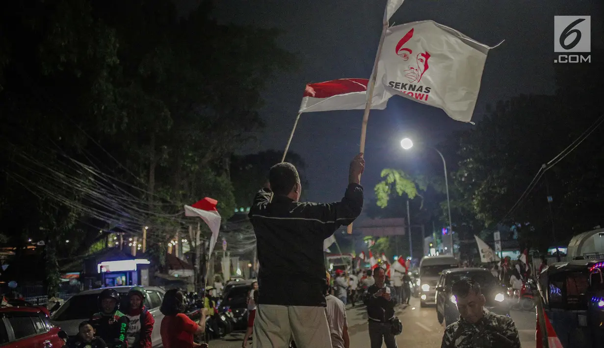 Pendukung pasangan Capres 01 Joko Widodo-Ma'aruf Amin berkumpul di kawasan Tugu Proklamasi, Jakarta, Rabu (17/4). Pendukung melakukan pawai usai mengetahui hasil hitung cepat dari berbagai lembaga survey yang mengeluarkan hasil Capres 01 mengungguli Capres 02. (Liputan6.com/Faizal Fanani)