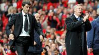 Manajer Manchester United, Alex Ferguson (kanan), dan manajer Sunderland, Roy Keane, meninggalkan lapangan setelah pertandingan Premier League mereka di Old Trafford, Manchester, Inggris barat laut, 1 September 2007. Manchester menang 1-0. (FOTO AFP/ANDREW YATES)