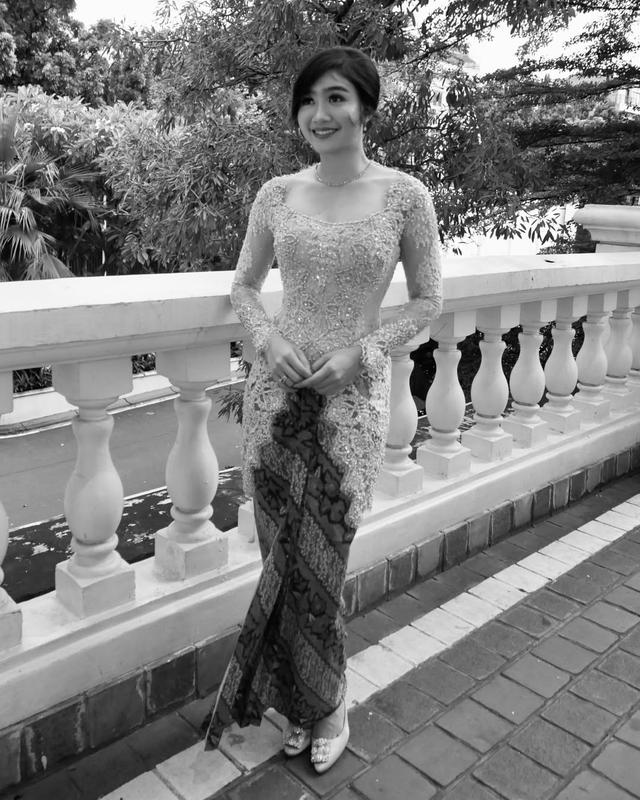 Gaya feminin Febby Rastanty mengenakan kebaya dusty pink, intip detailnya yang menawan