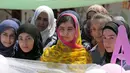 Peraih nobel perdamaian Malala Yousafzai (tengah), berpose dengan sejumlah pengungsi perempuan saat mengunjungi Lebanon, 12 Juli 2015. Selain merayakan ulang tahunnya, Malala juga membuka sekolah di Lebanon. (REUTERS/Jamal Saidi) 