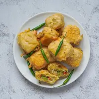 Yuk bikin resep tahu isi jeletot yang krispi dan pedas ini. (Credit: Shutterstock/Arue Setya)