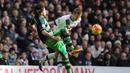 Striker Swansea, Alberto Paloschi, berebut bola dengan bek Tottenham, Eric Dier. Swansea sempat unggul 1-0 melalui gol dari Paloschi pada menit ke-19. (Reuters/Russell Cheyne)