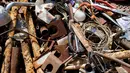 Benda-benda logam yang telah dipisahkan di sebuah pusat limbah di Kamikatsu, Prefektur Tokushima, 14 Maret 2019. Sehari-harinya penduduk kota di barat daya Jepang ini dihadapkan dengan 45 kategori sampah, mulai dari kaleng alumunium, kaleng besi, botol kaca, sampai kertas brosur. (Kazuhiro NOGI/AFP)
