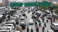 Sejumlah kendaraan melintasi Jalan Pramuka, Jakarta, Jumat (20/11). Banyaknya kendaraan pribadi yang parkir di kawasan tersebut menjadi salah satu penyebab kemacetan. terutama saat pagi hingga siang hari. (Liputan6.com/Immanuel Antonius)