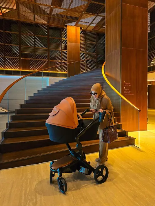 Salah satunya soal pilihan stroller yang ramai jadi omongan. Diketahui, Syahrini dan Reino memberikan stroller dari mima kids yang ditaksir senilai Rp20 jutaan. [@princessyahrini].