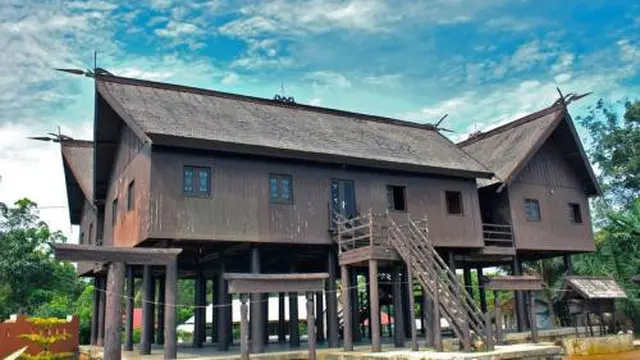 Rumah adat Kalimantan Timur (Disdikbud.Samarindakota.go.id)