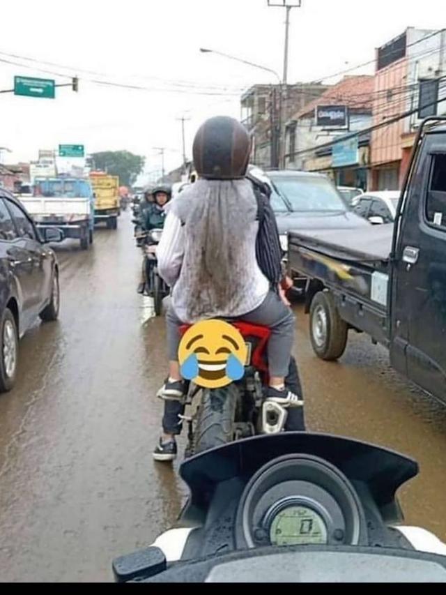 6 Potret Kocak Susahnya Naik Motor Gede