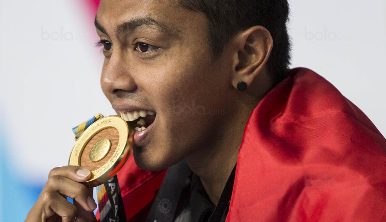 Perenang Indonesia, Siman Sudartawa, meraih emas nomor 50 meter gaya punggung pada SEA Games di National Aquatic, Kuala Lumpur, Senin (21/8/2017). Siman memecahkan rekor SEA Games dengan waktu 25,20 detik. (Bola.com/Vitalis Yogi Trisna)