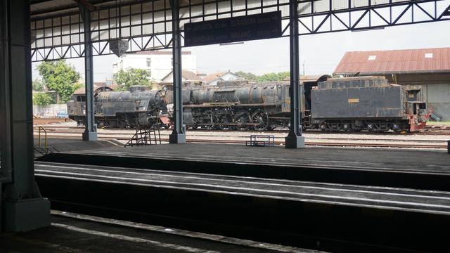 Kereta Uap Kuno Dari Tmii Dibiarkan Terpanggang Matahari Di